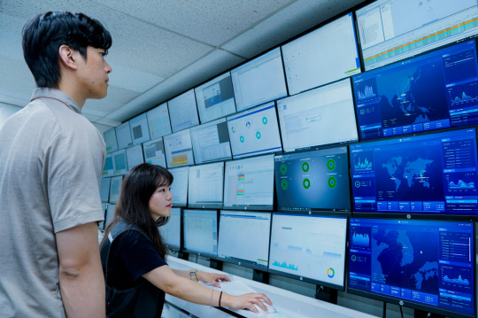 동작종합통신센터에서 직원들이 '스마트tWAN' 서비스 화면을 모니터링하고 있다. SK브로드밴드 제공